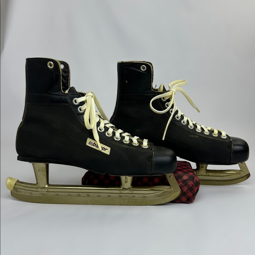 Bauer Vintage Black Ice Skates. Mens size 11 2/3.
Made in Canada. Leather/Canvas